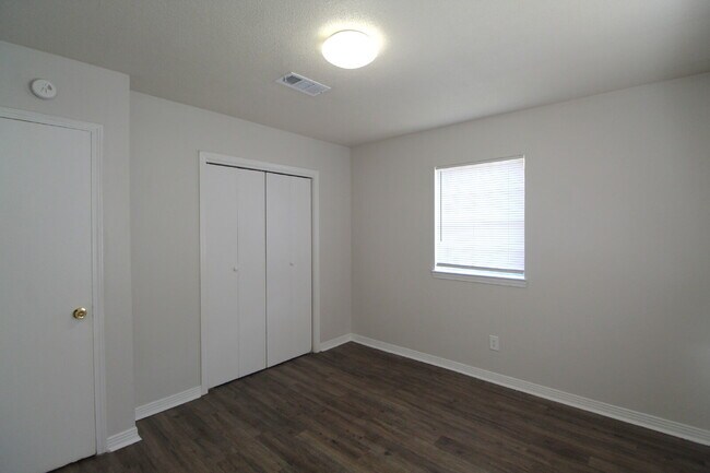 Building Photo - North Pensacola 2BR Duplex Near UWF & I-10 with All-Electric Living, Eat-In Kitchen & Washer/Drye...
