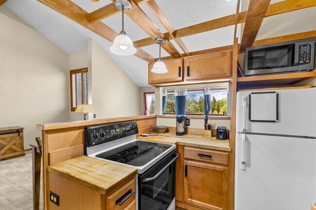 Building Photo - 2600 Valley View Dr