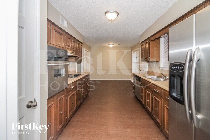 Building Photo - 3333 Summerhill Dr