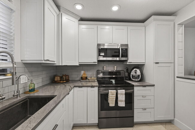 Building Photo - 2532 Boundbrook Dr S