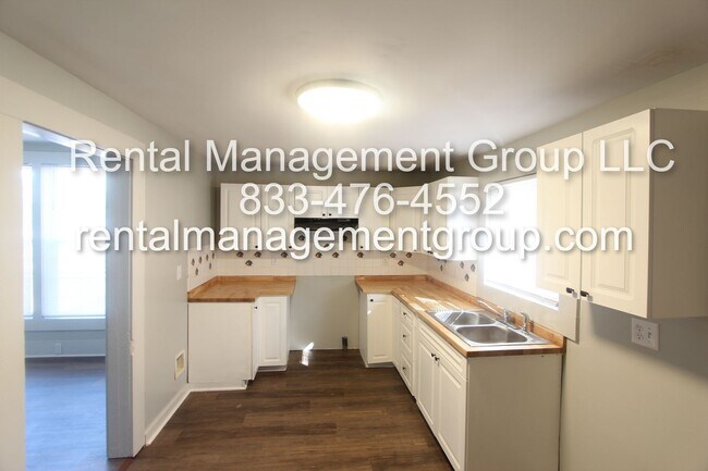 Building Photo - 3 Bedroom, 2 Bath! New on the Market and N...