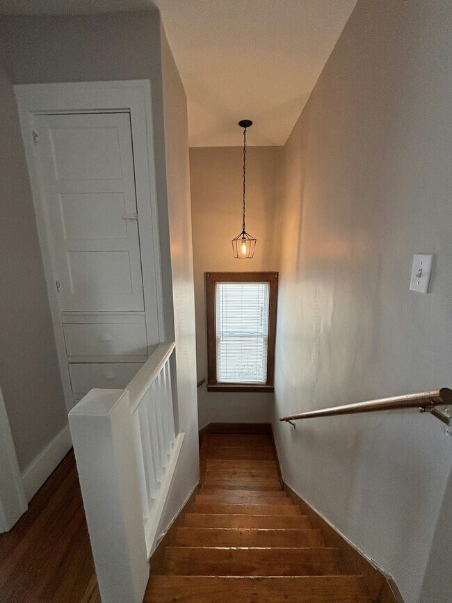 Building Photo - 536 E Jarvis Ave