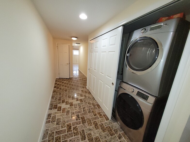 Building Photo - 333 Folcroft St