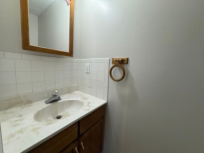 Building Photo - 20 Northwoods Cir