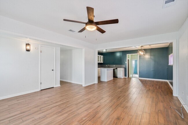 Building Photo - Vacant