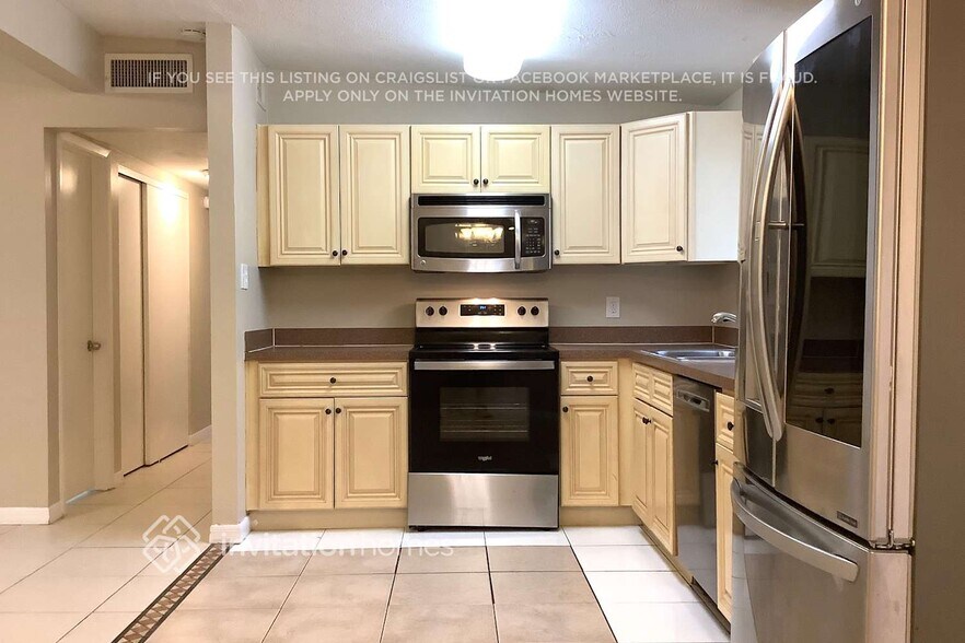 Building Photo - 1110 E Camellia Dr