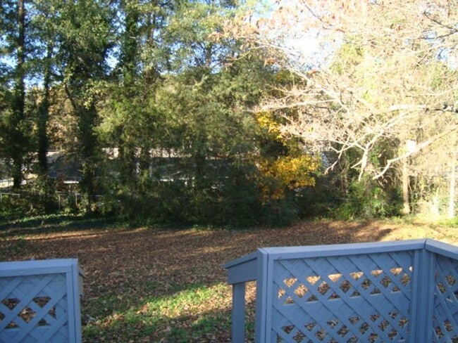 Building Photo - Renovated 4 bedroom available now to rent!