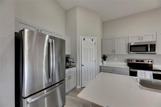 Building Photo - 12696 Tannencrest Dr