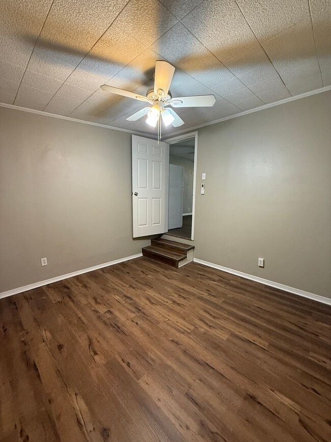 Building Photo - 3 Bedroom 2 Bath - Brook Village