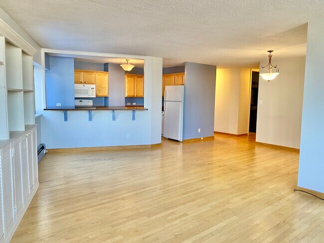 Building Photo - 1919 N Summit Ave