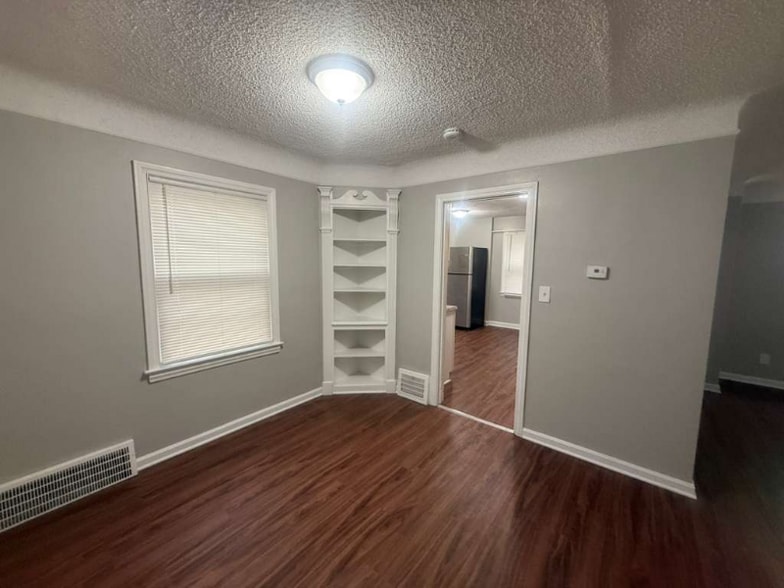 Building Photo - 9002 S Highland Ave