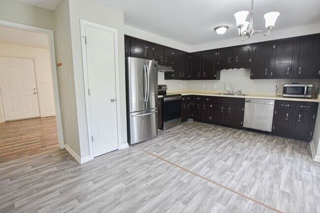 Building Photo - Updated Three Bedroom!