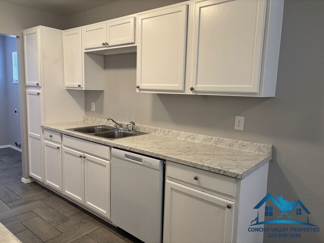 Building Photo - For Rent - 3 Bed/ 1.5 Bath near Fannin Elementary