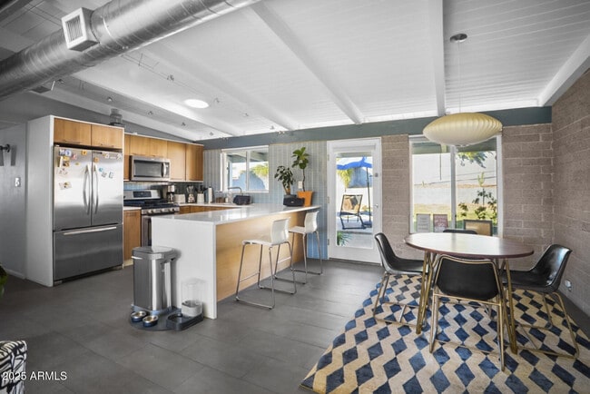 Building Photo - 1504 E Rancho Dr