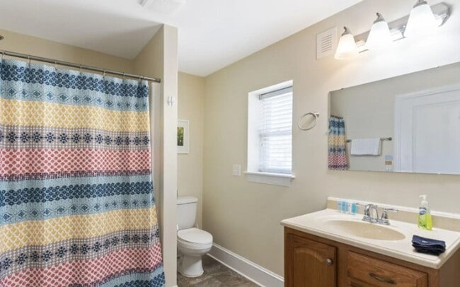 Building Photo - OFF-SEASON LOWER SUITE 2 BED/1BATH/LIVING ROOM