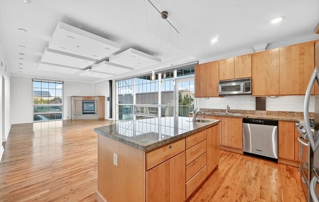 Building Photo - Stunning 3 bedroom Loft