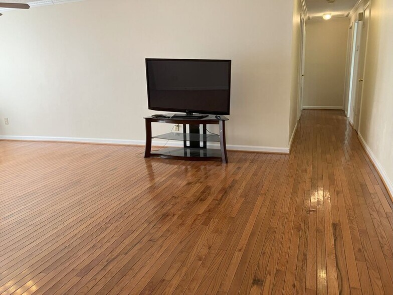 Building Photo - 577 Virginia Ave