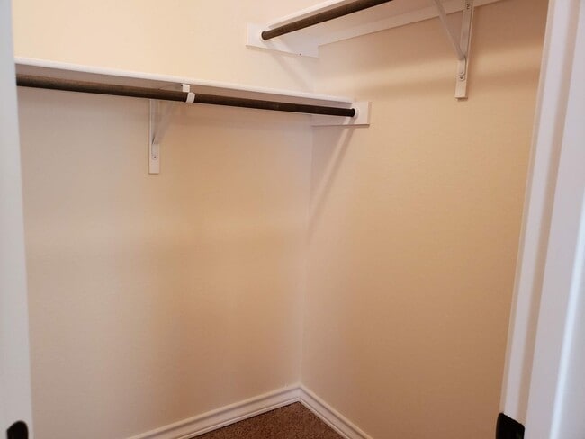 Building Photo - Townhome END unit