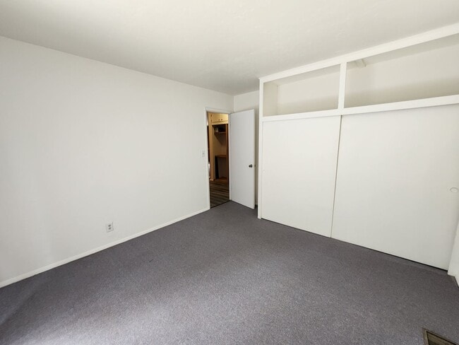 Building Photo - 221 - Steelhead Ave Duplex