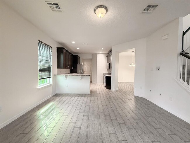 Building Photo - 11804 Silverlake Park Dr