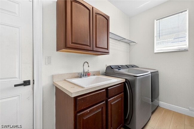 Building Photo - 9734 Silvercreek Ct