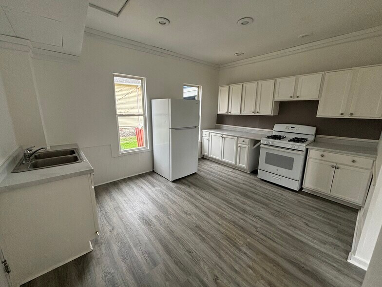 Building Photo - 633 W North St