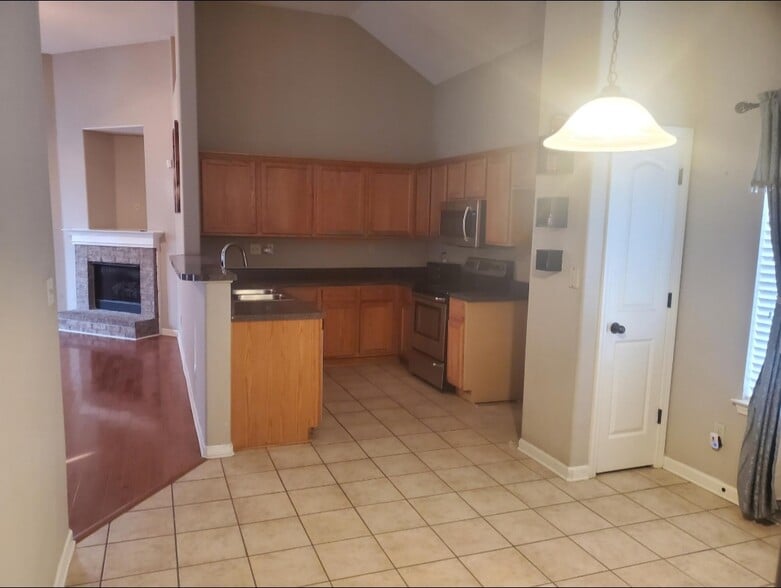 Building Photo - 7899 Rushmeade Cir N