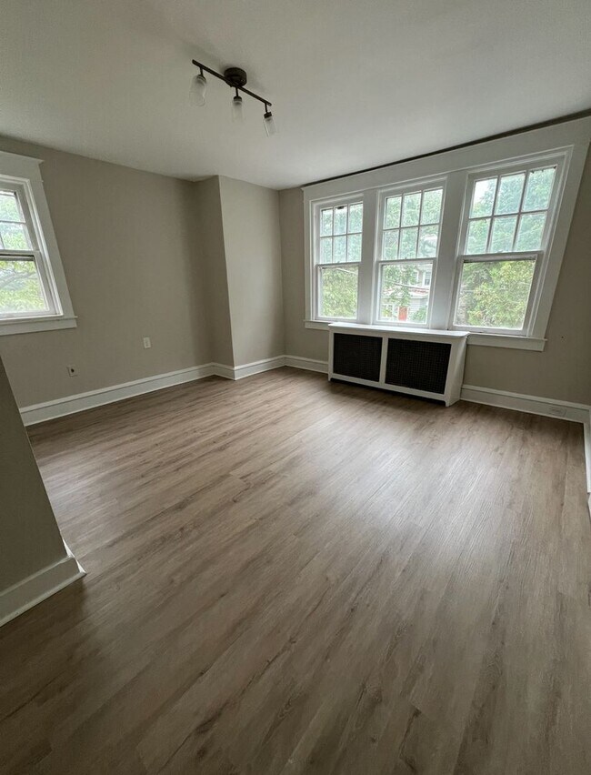Building Photo - Renovated 3 Bedroom End Unit Available Now!