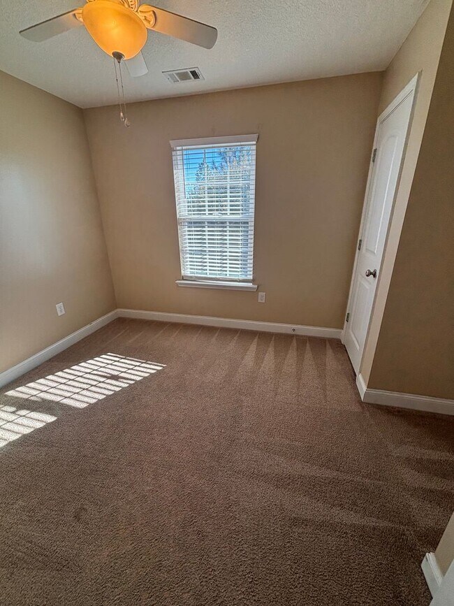 Building Photo - AVAILABLE NOW!