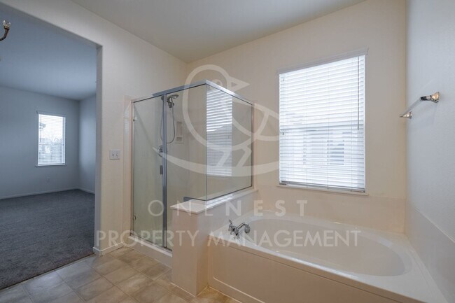 Building Photo - Spacious 3-Bedroom Home in Gated Lincoln Crossing Community