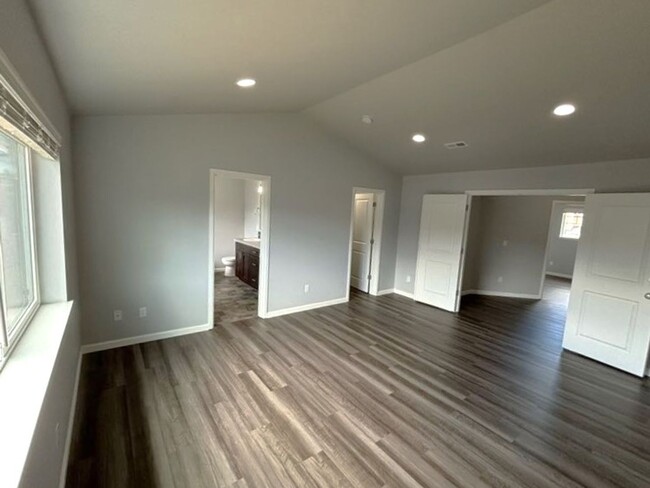 Building Photo - 4 bedroom 2.5 bathroom home in the heart o...