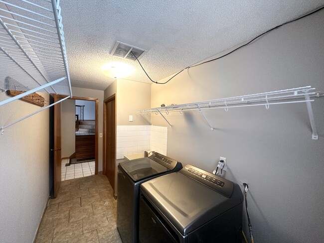 Building Photo - 9403 Lakeside Trl