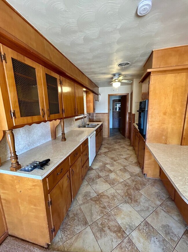 Building Photo - 3 bed 2 bath near the west loop Now available