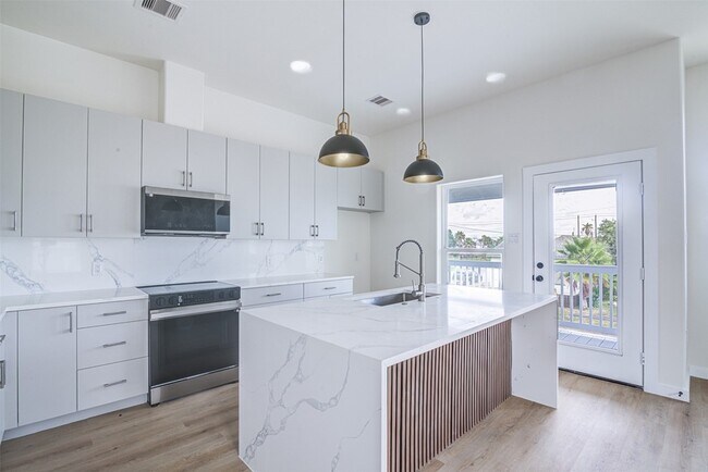 Building Photo - 4025 Avenue M