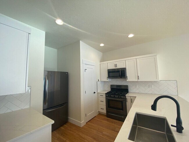 Building Photo - Mead School District-Upper unit Duplex 3 beds,2 bath Available June 10th