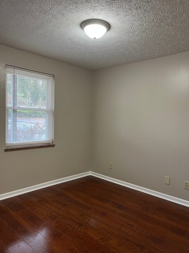 Building Photo - 480 E Red Bud Rd