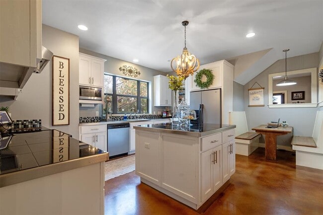 Building Photo - 1400 Cuernavaca Dr N