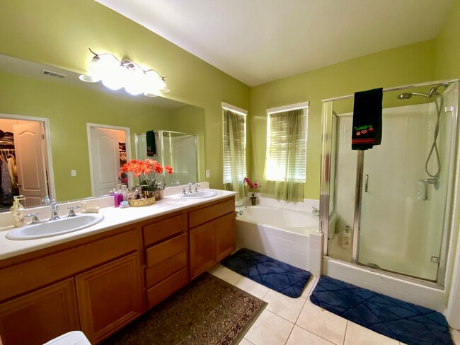 Building Photo - RB 4S Ranch 4br/2.5bath/yard/Garage Granite Kitchen $5490