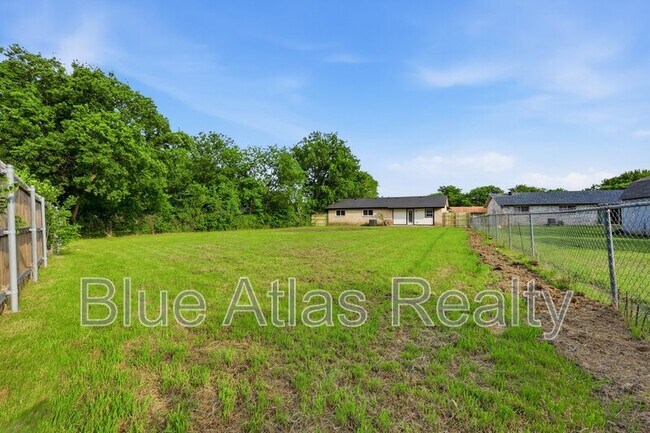 Building Photo - 1547 Oakbrook St