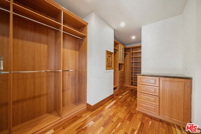 Building Photo - 9033 Cresta Dr