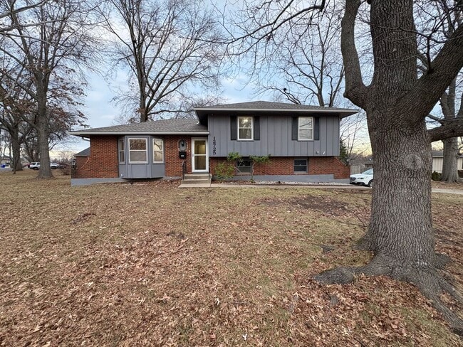 Building Photo - Huge Corner Lot in Grandview!! - 3 Bed / 2 Bath Split-Entry w/ Fenced Yard