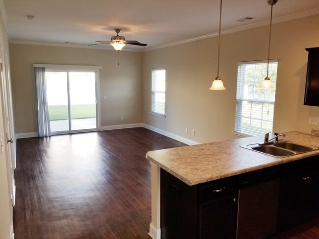 Building Photo - Spacious 3 Bedroom 2.5 Bath Townhome with ...