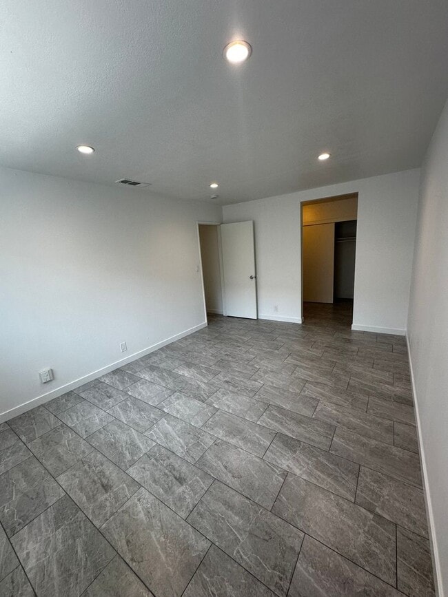 Building Photo - 301 N Tustin Ave