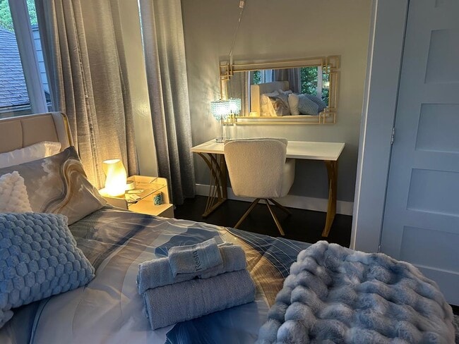 Building Photo - 3210 Hampton Rd