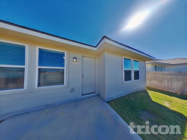 Building Photo - 5104 Saddle Clb Dr