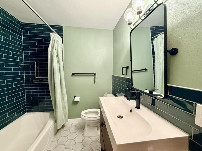 Building Photo - 3807 Longridge Dr