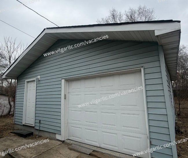 Building Photo - 2-Bedroom • 1-Bathroom Home