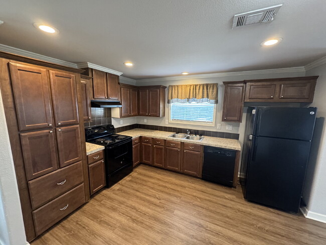 Building Photo - Three bed two bath in Fischer close to Can...