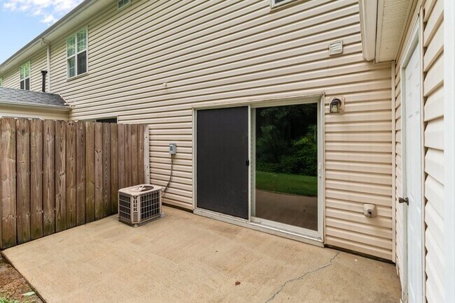 Building Photo - Your Perfect Townhome Is Here!