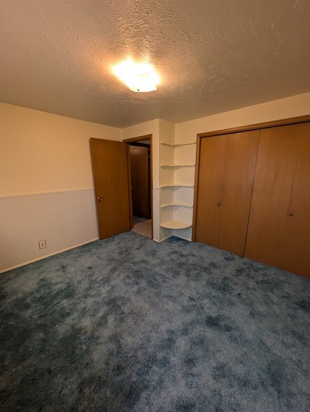 Building Photo - 675 University Dr
